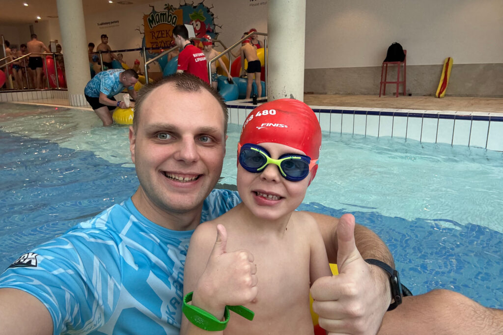 Patryk Szewczak – założyciel Akademii Pływania AP Shark podczas zajęć na basenie