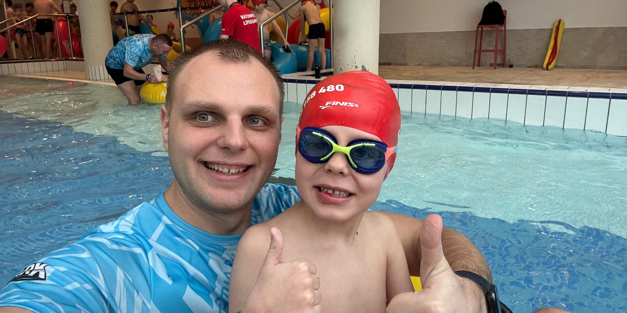 Patryk Szewczak – założyciel Akademii Pływania AP Shark podczas zajęć na basenie